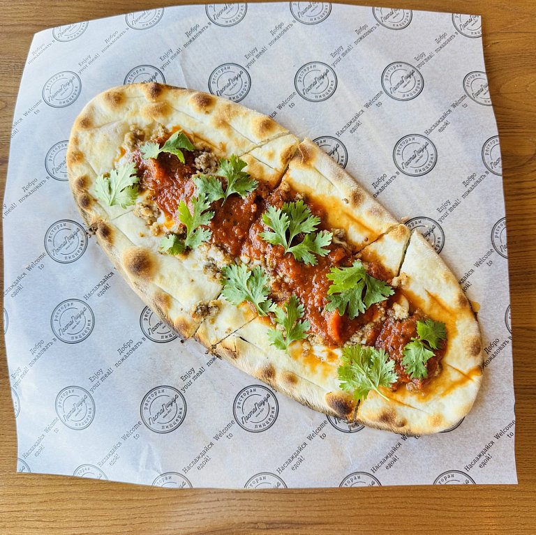 Б Фокачча с мясным соусом Болоньезе